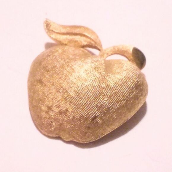 Vintage Coro Gold Tone Florentine Finished Apple Brooch - Picture 3 of 5